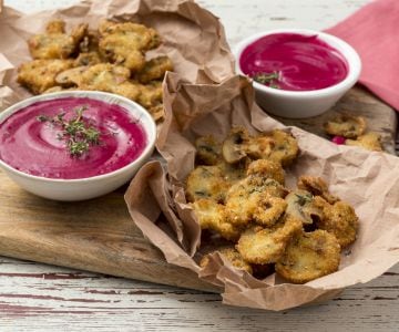 Setas fritas con mayonesa de remolacha