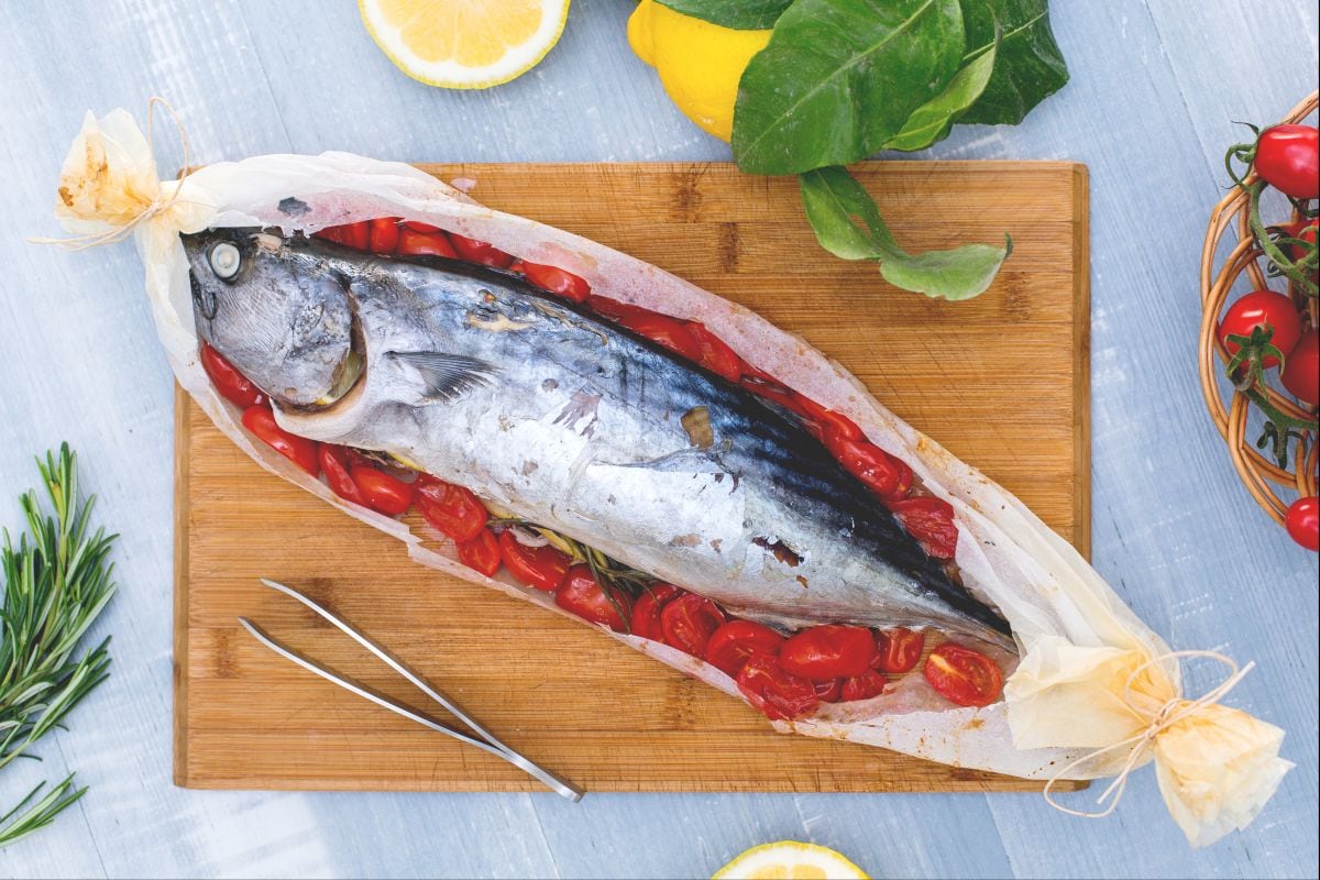 Bonito al papillote con tomates cherry