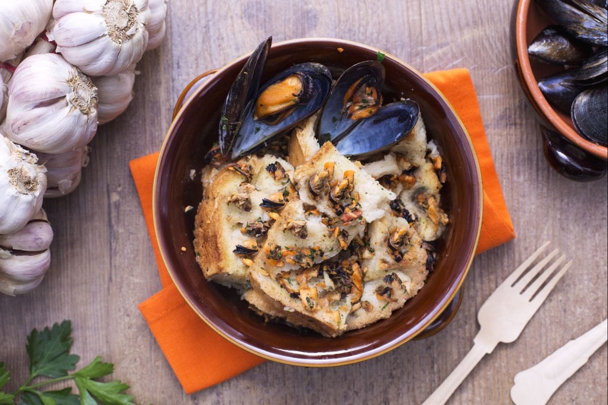 Sopa de pan con mejillones
