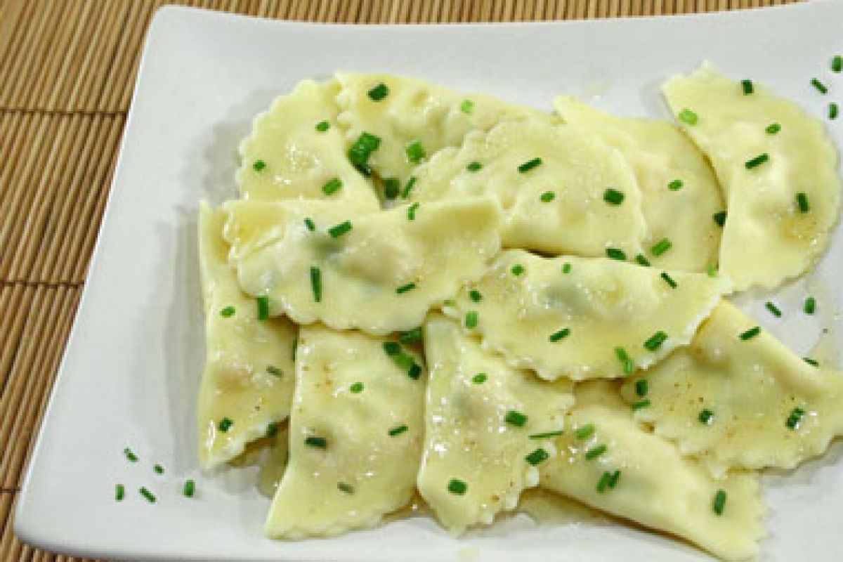 Medias lunas con salmón y cebollino