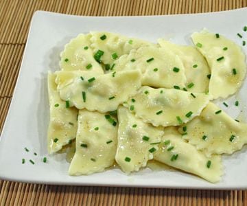 Medias lunas con salmón y cebollino