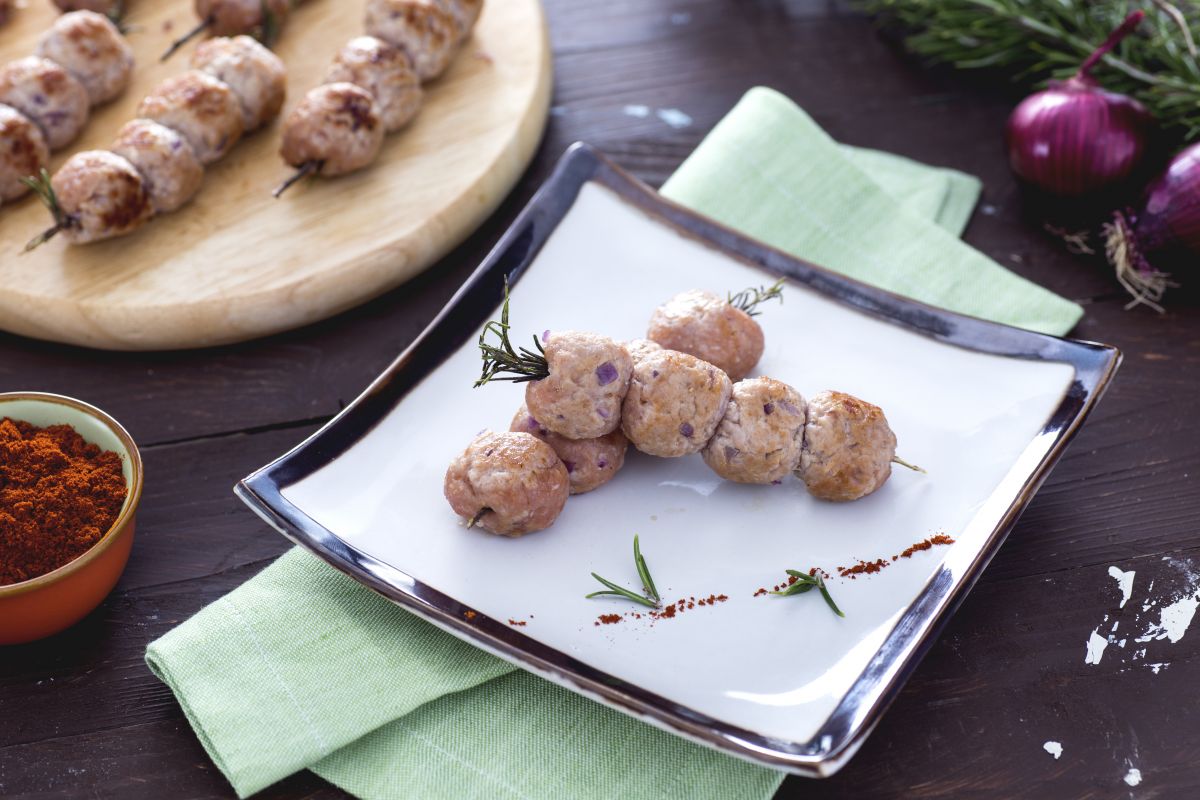 Brochetas de albóndigas al romero