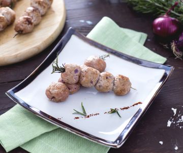 Brochetas de albóndigas al romero