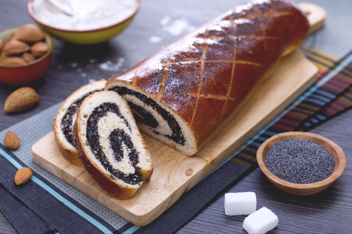 Rollo de semillas de amapola, almendras y mazapán