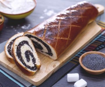 Rollo de semillas de amapola, almendras y mazapán