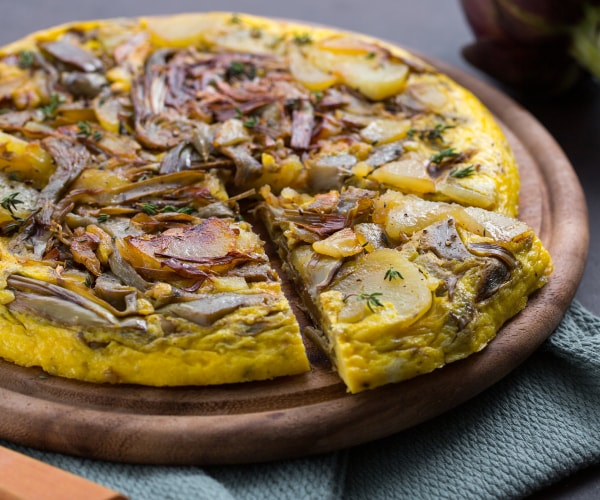 Tortilla de patatas y alcachofas