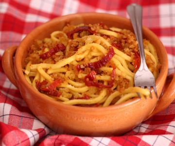 Troccoli con tomates secos, anchoas y migas de pan crujiente
