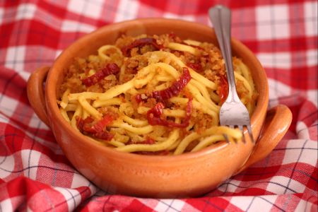Troccoli con tomates secos, anchoas y migas de pan crujiente