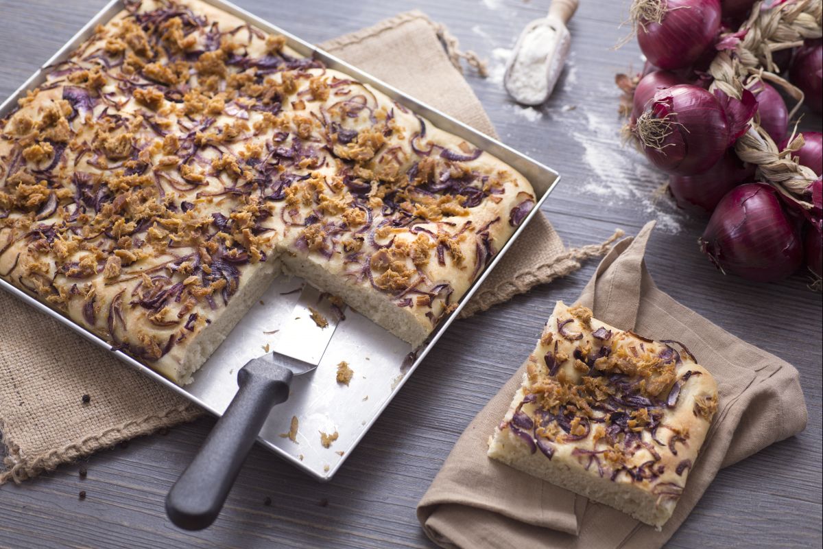 Focaccia con cebollas rojas y atún
