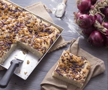 Focaccia con cebollas rojas y atún
