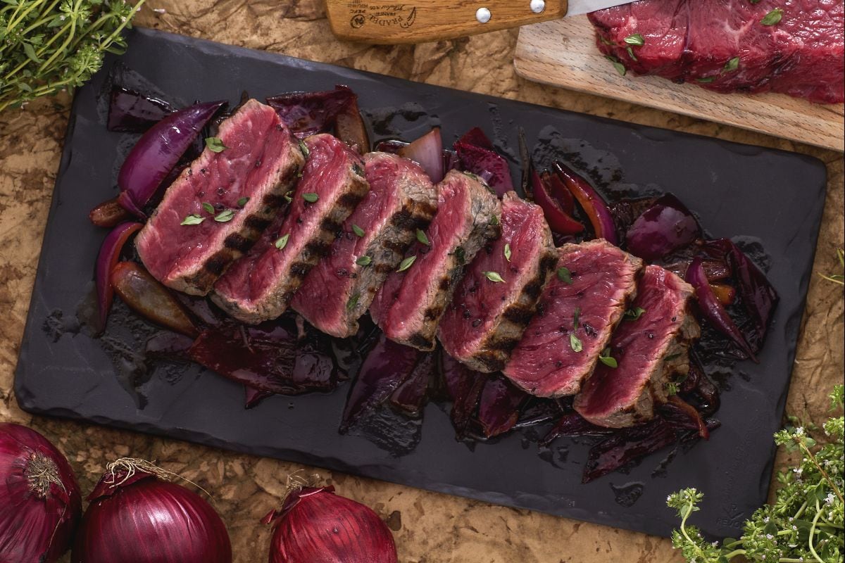 Tagliata con cebollas agridulces