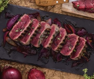Tagliata con cebollas agridulces