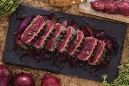 Tagliata con cebollas agridulces