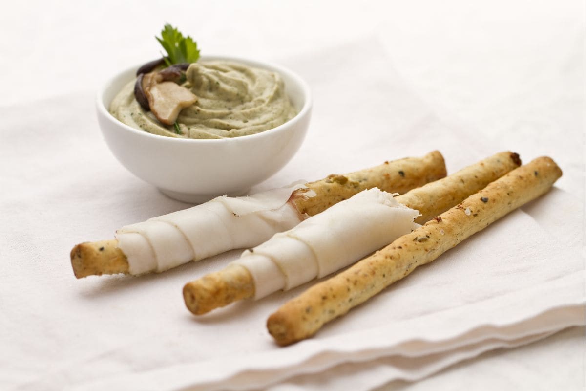 Palitos de aceitunas con boletus y panceta
