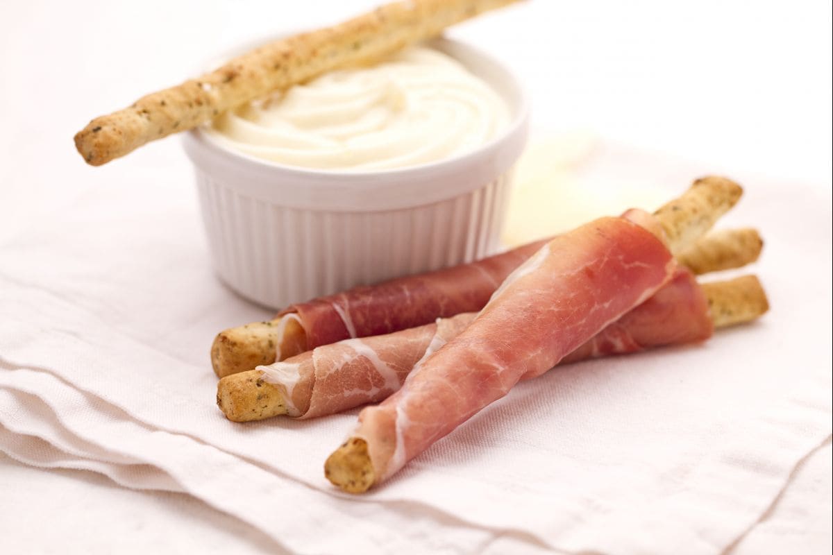 Palitos de aceitunas con jamón serrano y Montasio