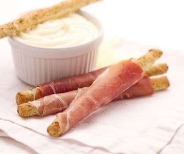 Palitos de aceitunas con jamón serrano y Montasio
