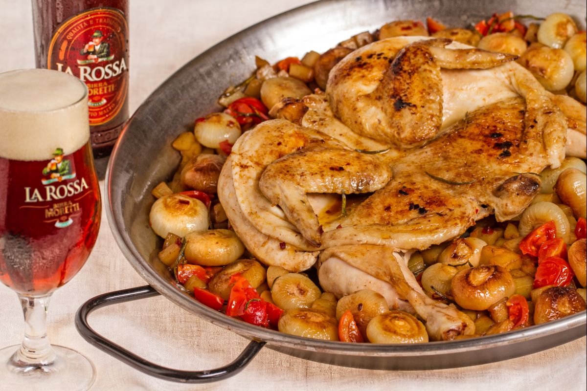 Pollo a la diabla a la cerveza con patatas y cebollitas