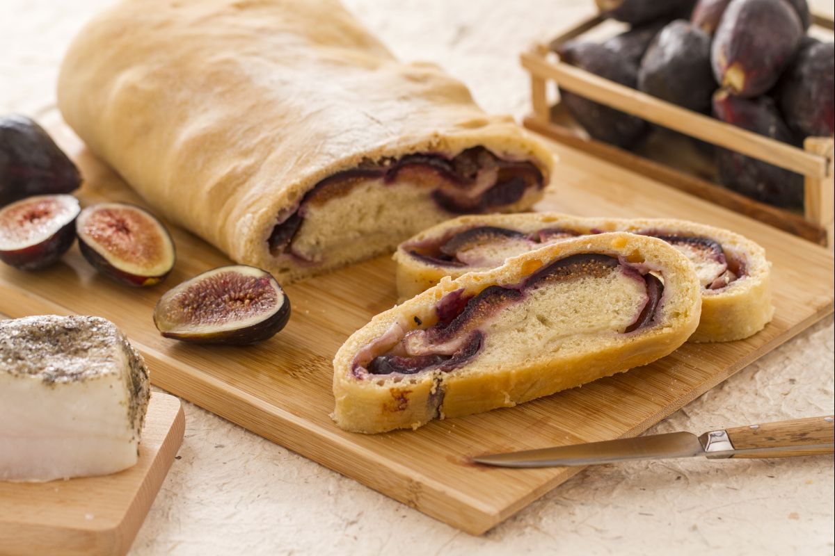 Pan relleno de tocino y higos