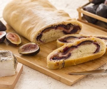 Pan relleno de tocino y higos