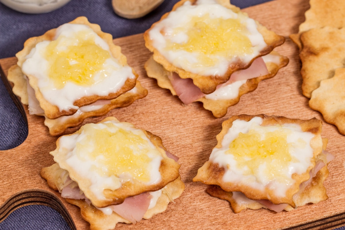 Croque monsieur finger food con hojaldre clásico