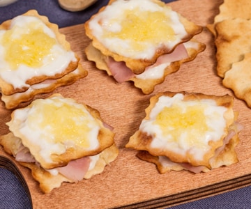 Croque monsieur finger food con hojaldre clásico