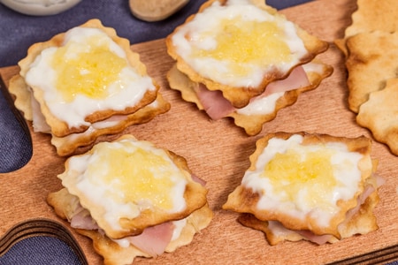 Croque monsieur finger food con hojaldre clásico