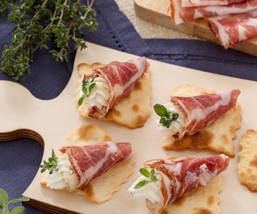 Cono de cabecero de lomo relleno sobre hojaldres clásicos