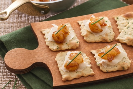 Hojaldre de aceitunas con cebollas caramelizadas