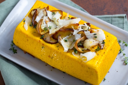 Pastel de calabaza y boletus