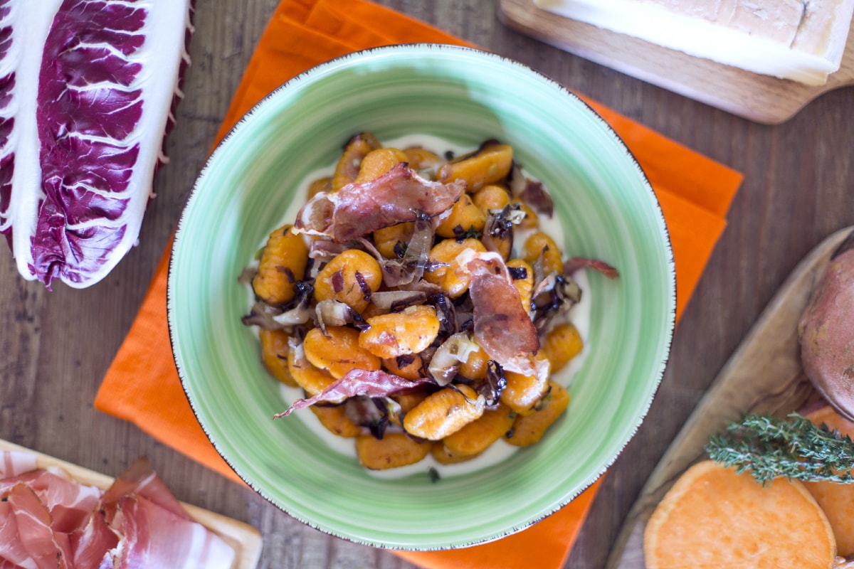 Ñoquis de batatas con radicchio y speck