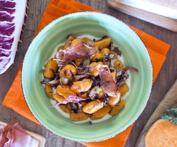 Ñoquis de batatas con radicchio y speck