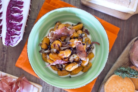 Ñoquis de batatas con radicchio y speck