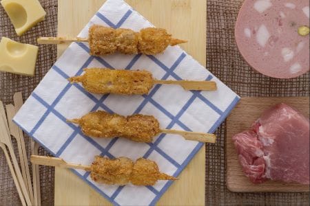 Brochetas a la boloñesa