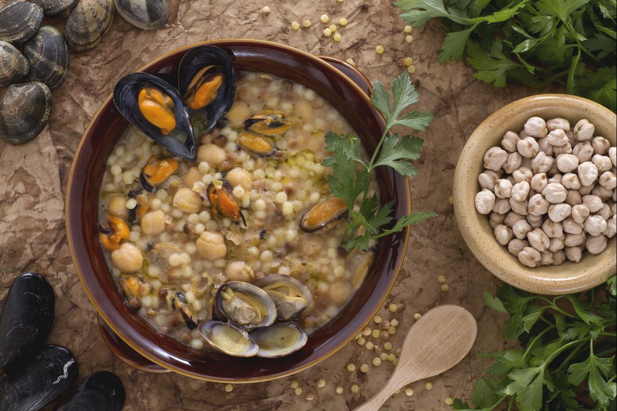Fregola con mejillones almejas y garbanzos