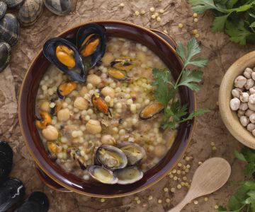 Fregola con mejillones almejas y garbanzos