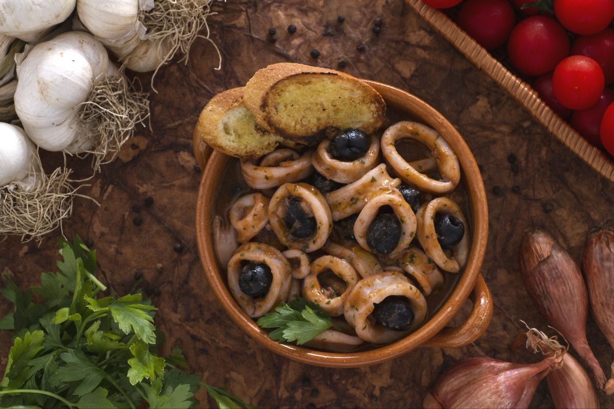 Calamares con aceitunas