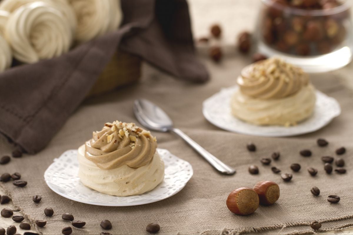Nubes de merengue con avellanas