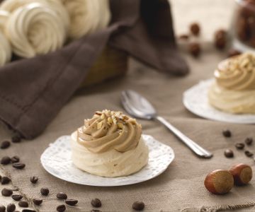 Nubes de merengue con avellanas