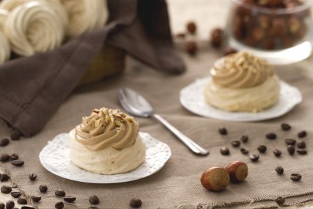 Nubes de merengue con avellanas