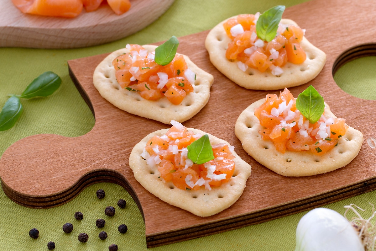 Tostadas con tartar de salmón y cebolleta