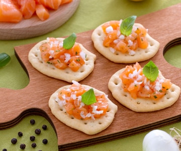 Tostadas con tartar de salmón y cebolleta