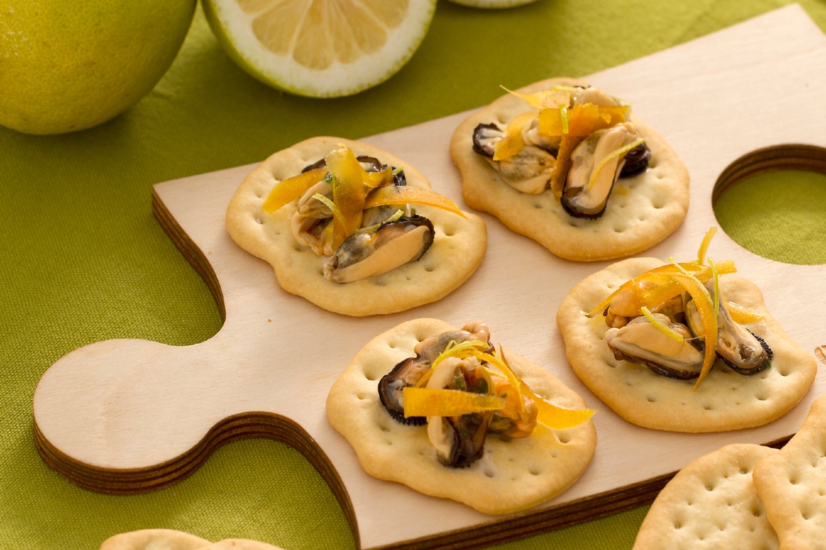 Tostadas con mejillones, botarga y cáscara de limón