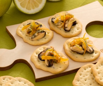 Tostadas con mejillones, botarga y cáscara de limón