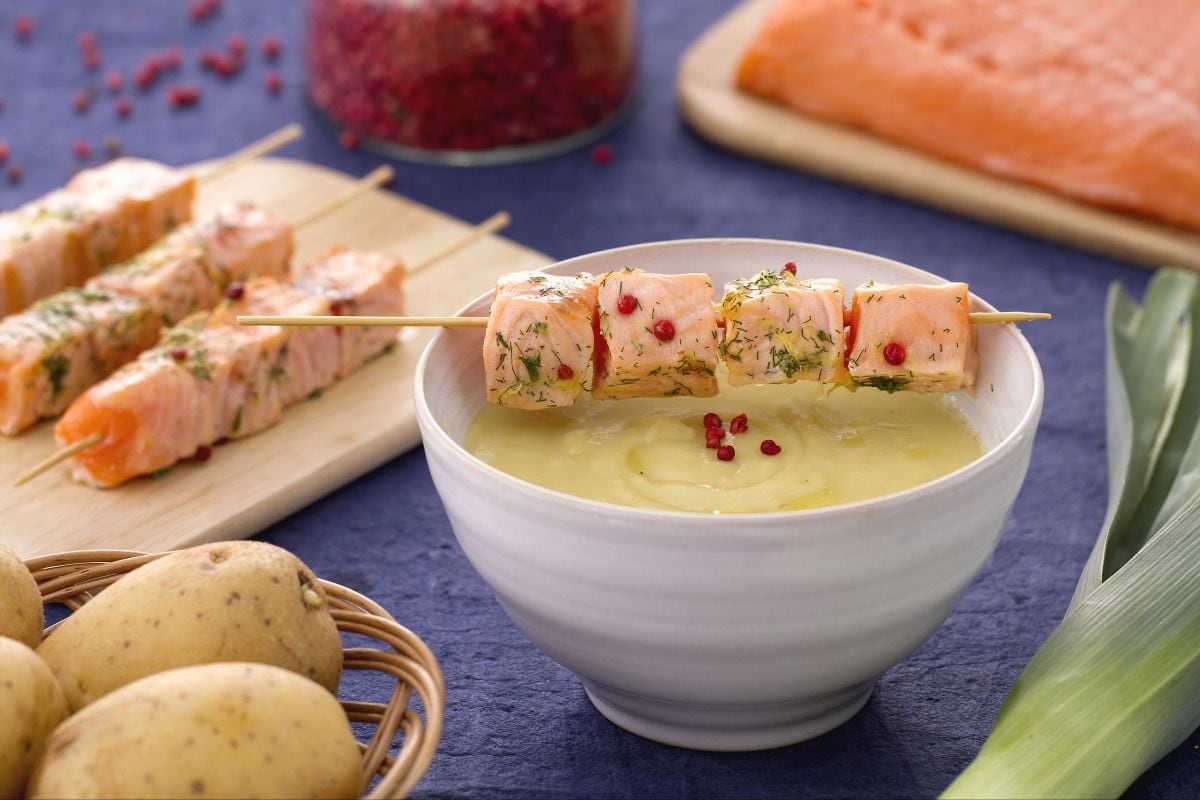 Crema de puerros y patatas con brocheta de salmón