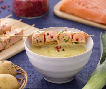 Crema de puerros y patatas con brocheta de salmón