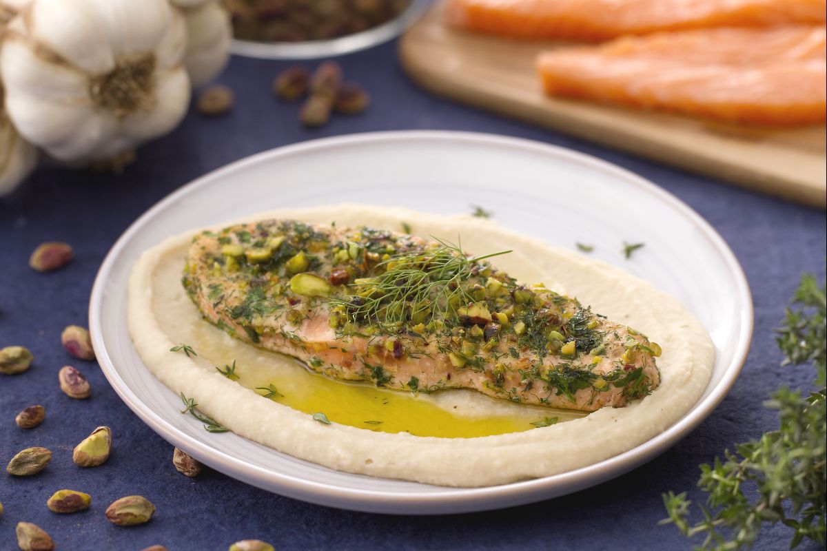 Salmón crujiente sobre crema de alubias blancas