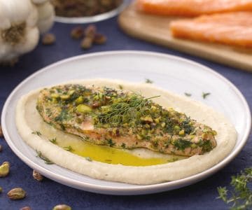 Salmón crujiente sobre crema de alubias blancas