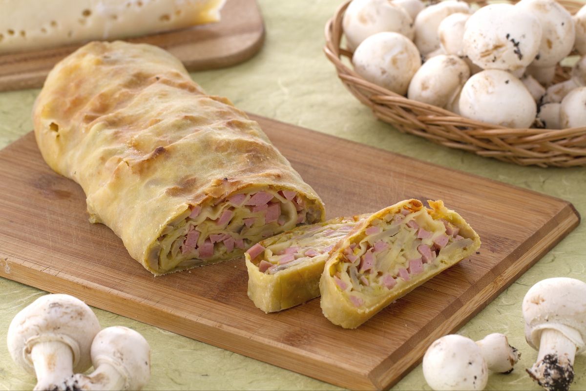 Strudel salado con jamón, champiñones y fontina