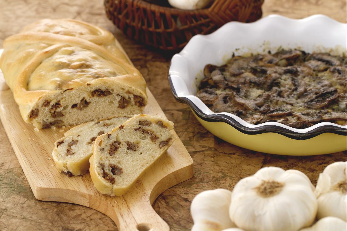 Strudel de pan relleno de salchicha y bandeja de champiñones sabrosos