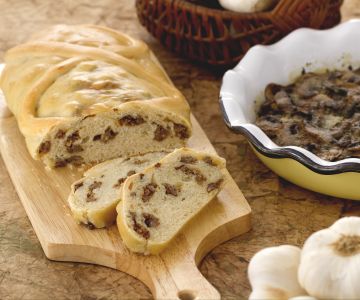 Strudel de pan relleno de salchicha y bandeja de champiñones sabrosos